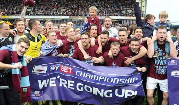 创历史，埃因霍温是首支正式比赛在安菲尔德打进3球的荷兰球队（历史首例！埃因霍温成首支在安菲尔德正式赛攻入3球的荷兰队）