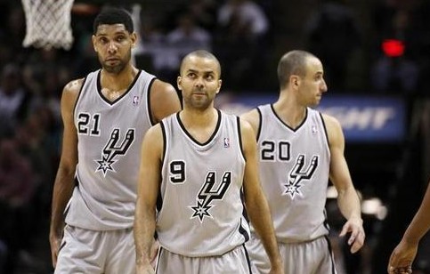 媒体人：阿奇姆彭很职业、不惹事，配得上在中超挣得每一分钱（媒体人称阿奇姆彭职业自律、不惹事，在中超的每一分收入都物有所值）