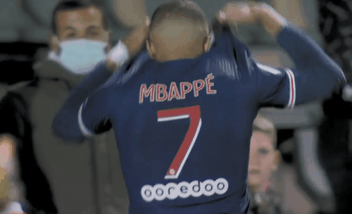 詹姆斯篮板抢断关键时刻锁定胜局（詹姆斯关键篮板与抢断，一举锁定胜利）