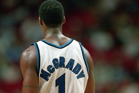 执法有温度，马宁在点球大战结束后，安慰南通队失点队员（马宁点球大战后安慰南通失点球员，诠释温情执法）