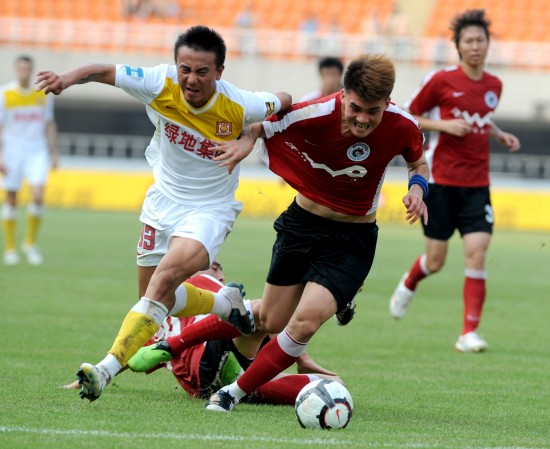 喜忧参半！广东新外援奎恩首秀狂砍27分8板4助攻 力劈篮筐但三分球失准（一喜一忧！广东新援奎恩处子战27分8板4助，攻筐强硬但三分失灵）