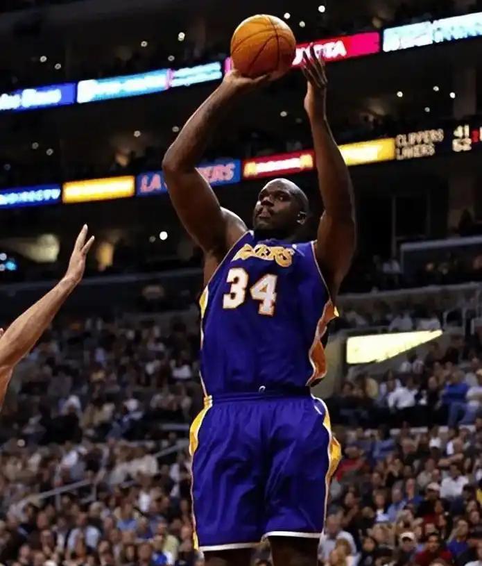 古德蒂手术成功 持拐杖回归执教 博斯科维奇+马尔科娃冲击新赛季（古德蒂术后康复拄拐复出执教 博斯科维奇与马尔科娃剑指新赛季）