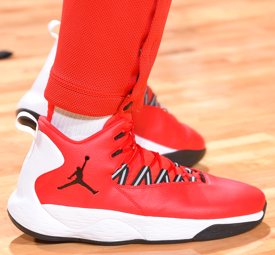 懂球帝足协杯冠军海报：国安是冠军！（懂球帝发布足协杯冠军海报：北京国安加冕！）